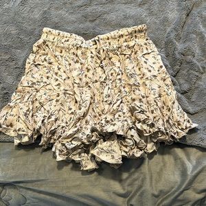 Elastic band shorts with the ruffle